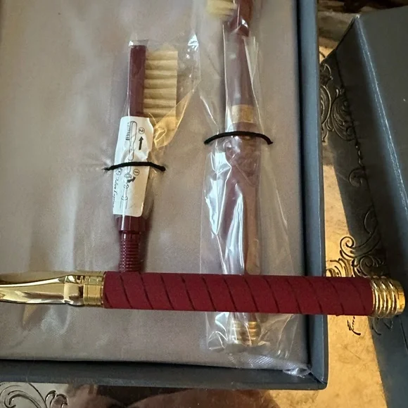 Boxed Maroon Grooming Set New - Picture 2 of 5